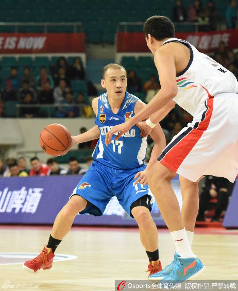 王磊强突防线腾空上篮，防守者飞身封盖，皮球悬停在指尖与篮板之间，时间仿佛凝固