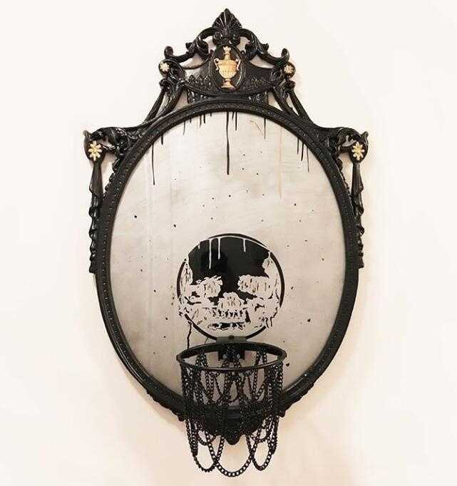 篮板之上:当篮球撞破传统边界,谁还忍心投篮 夜幕下,篮板边缘亮起暖黄色的LED灯带,勾勒出清晰的轮廓,篮筐也被红光环绕,像黑暗中指引方向的灯塔,让夜晚的球场不再迷茫。