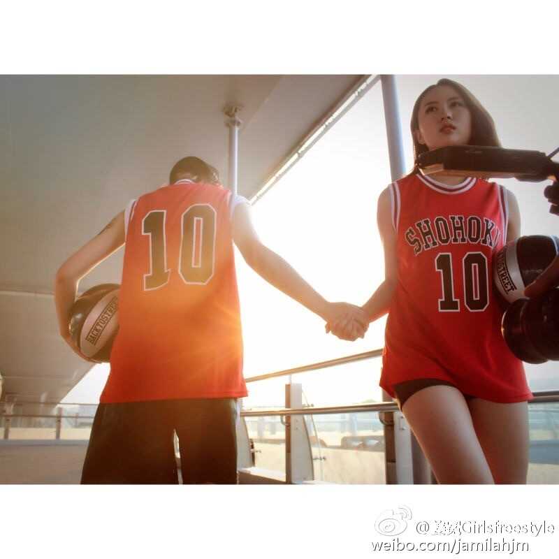 篮球与玫瑰:花式女孩姜冕的另类绽放 身穿蓝色休闲装的姜冕手持麦克风,背景是专业的篮球赛场,干练的气质中透露出作为篮球女主播的专业与自信。