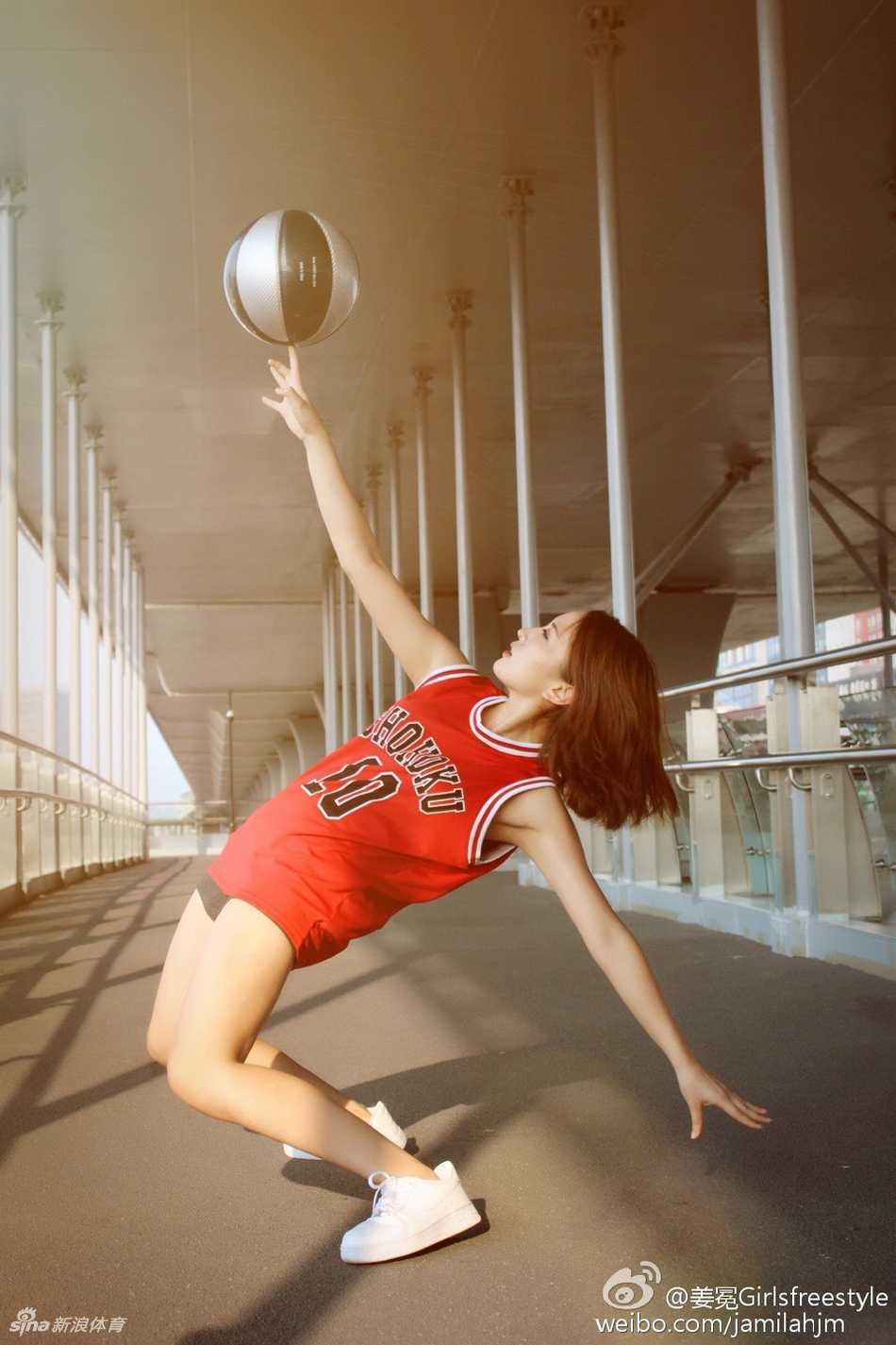 篮球与玫瑰:花式女孩姜冕的另类绽放 姜冕与BAD GIRLS团队的伙伴们在一起,三人动作整齐划一,脸上洋溢着默契与自信的笑容。