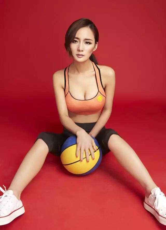 篮球宝贝身穿白色运动装，回眸瞬间清纯可人