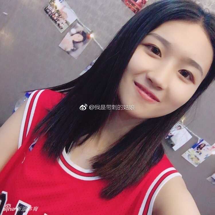 看台上为球队加油的她，双手拢在嘴边，眼神里充满了对胜利的渴望，是最美第12人