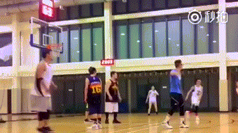 身穿运动背心的洗菜在三分线外自信出手，篮球空心入网，只留下球网清脆的颤动