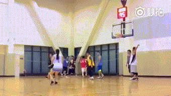 进球后的洗菜开心地握拳庆祝，马尾辫随着她的跳跃在阳光下欢快地摆动