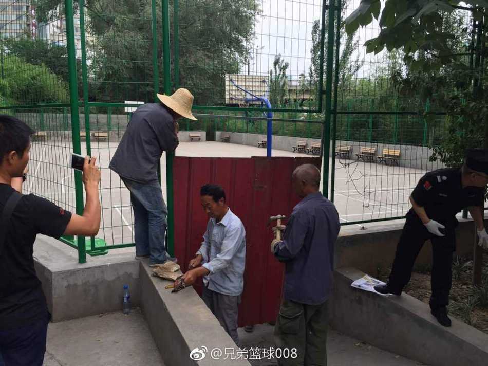 夜幕降临，华灯初上，公园的告示牌前围满了散步的市民。他们驻足观看，交头接耳地议论着这场持续多日的争端，背景是模糊的舞动身影，整个场景仿佛一幅现代都市生活需要重新寻找平衡点的缩影。