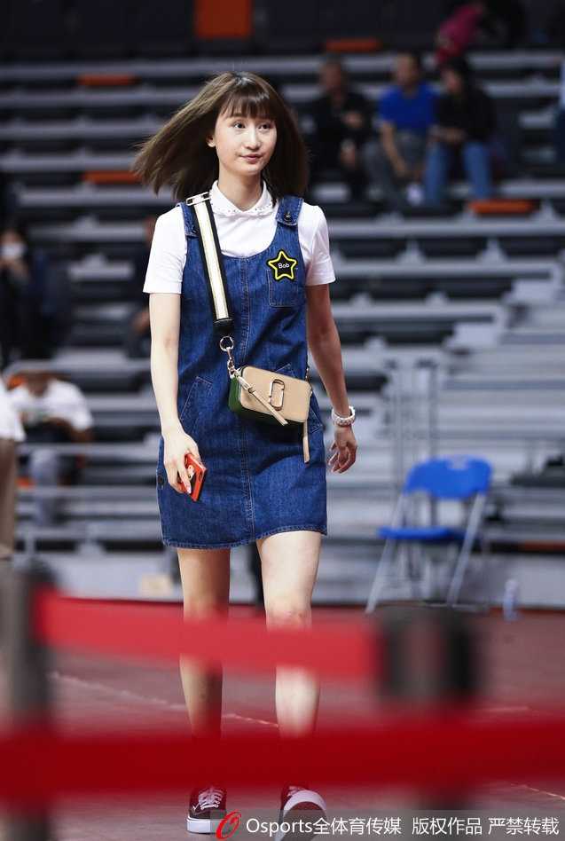 篮球场边的最美风景:周鹏妻子刘美见证“粤川战”的柔情时刻 身着牛仔裙的刘美坐在场边观众席上,她专注地望向球场方向,一双修长的美腿在灯光下显得格外吸睛,仿佛将T台搬到了篮球赛场。