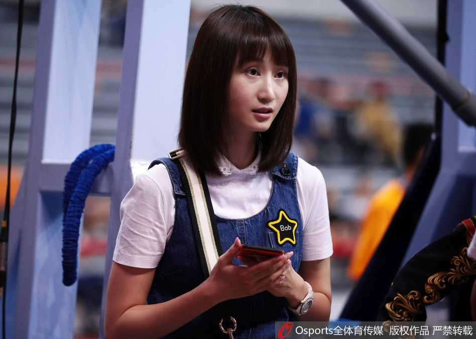 篮球场边的最美风景:周鹏妻子刘美见证“粤川战”的柔情时刻 刘美双手轻轻托腮,全神贯注地注视着赛场内的一举一动,精致的五官和优雅的坐姿让她在看台上自成一道风景,眼神中透露出对比赛的关切。