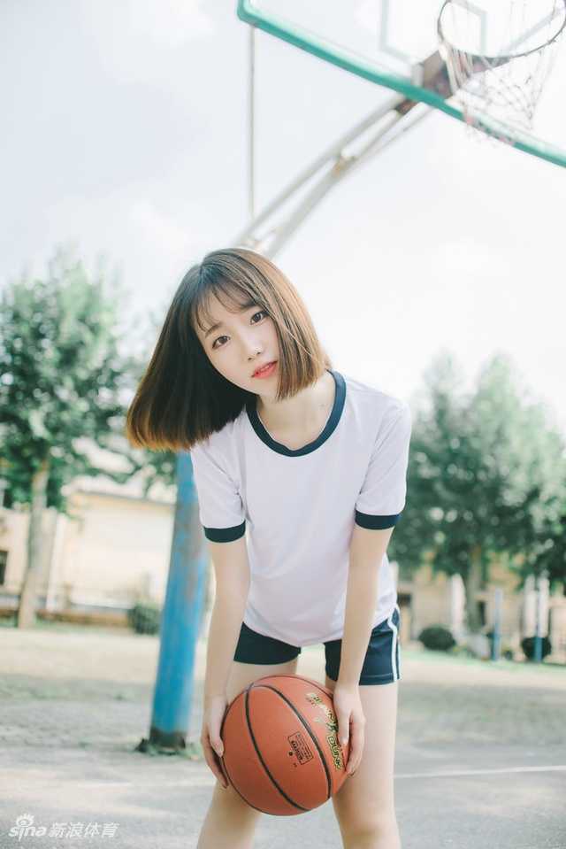 侧身回眸的瞬间，她嘴角扬起青涩的笑容，身后是空旷的球场和绿色的防护网，画面定格在最美好的十七岁