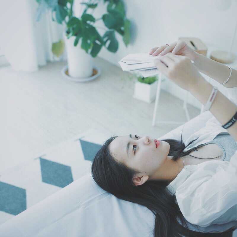 孙夕雨站在黄昏的篮球架下，单手托腮，眼神温柔而坚定，球衣上的号码在柔光中格外显眼。