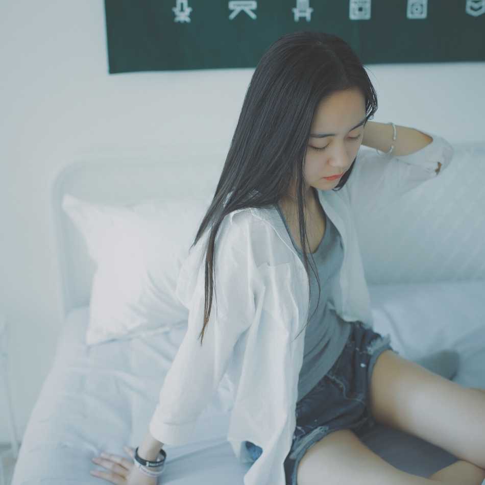 身穿休闲运动装的孙夕雨，在一片绿荫下单手运球，轻盈的身姿展现出她作为篮球爱好者的专业与灵动。