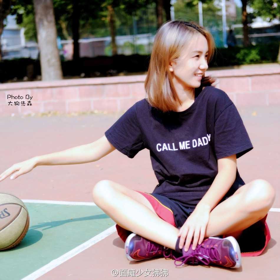 身穿粉色球衣的徐蓓佩在场上持球突破，灵动的身姿和专注的眼神，展现了她作为篮球手的专业与敏捷。