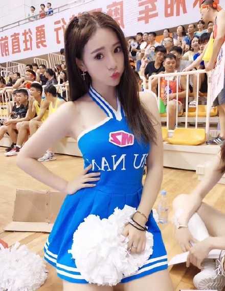 篮球宝贝秀出大长腿，高腰短裤衬托修长身形，尽显健康活力