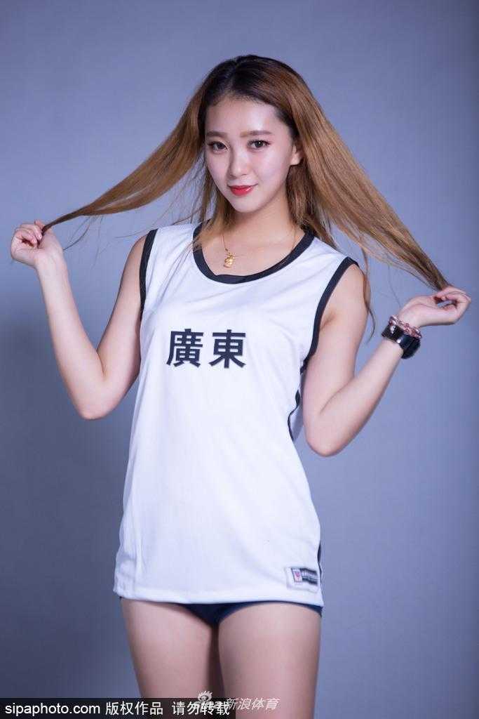 篮球宝贝们在舞台上整齐列队，她们挺拔的身姿和专业的表演，展现了篮球啦啦队的独特魅力。