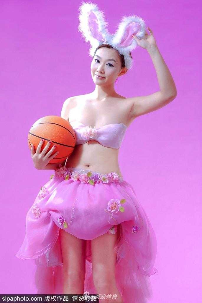 刘闻雯在镜头前放松一笑，整个画面充满了青春活力的气息，兔女郎的造型不仅没有显得浮夸，反而被她穿出了一种健康向上的运动美感。