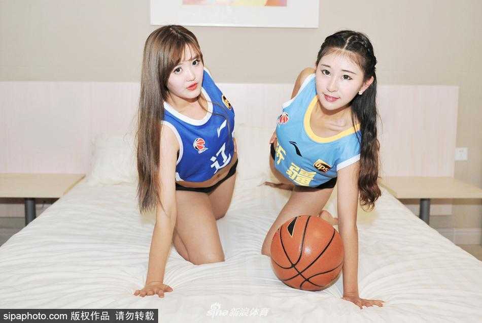 最后的大合照，两位篮球宝贝在床边摆出搞怪的庆祝姿势，一人举着篮球，一人手指镜头，青春活力四溢，完美诠释了‘友谊第一，比赛第二’的体育精神。