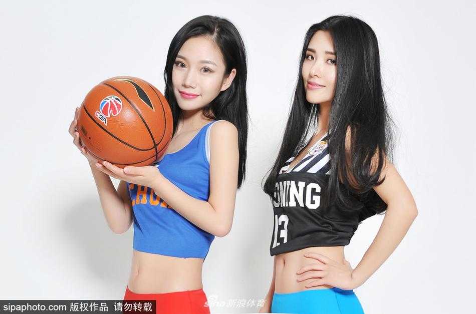 画面中的篮球宝贝单手轻拉身边同伴的球衣，两人面对镜头露出灿烂笑容，这个亲密的互动瞬间，巧妙化解了“对决”主题下的紧张感。