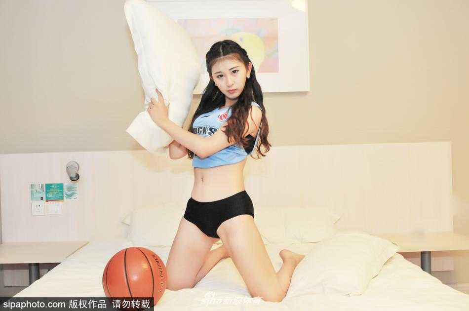 篮球宝贝娇俏出镜,寄语首钢新赛季王者归来 宝贝轻抚秀发,在温馨的卧室里露出甜美的微笑,身后的暖色调灯光映衬出她对首钢新赛季的无限祝福