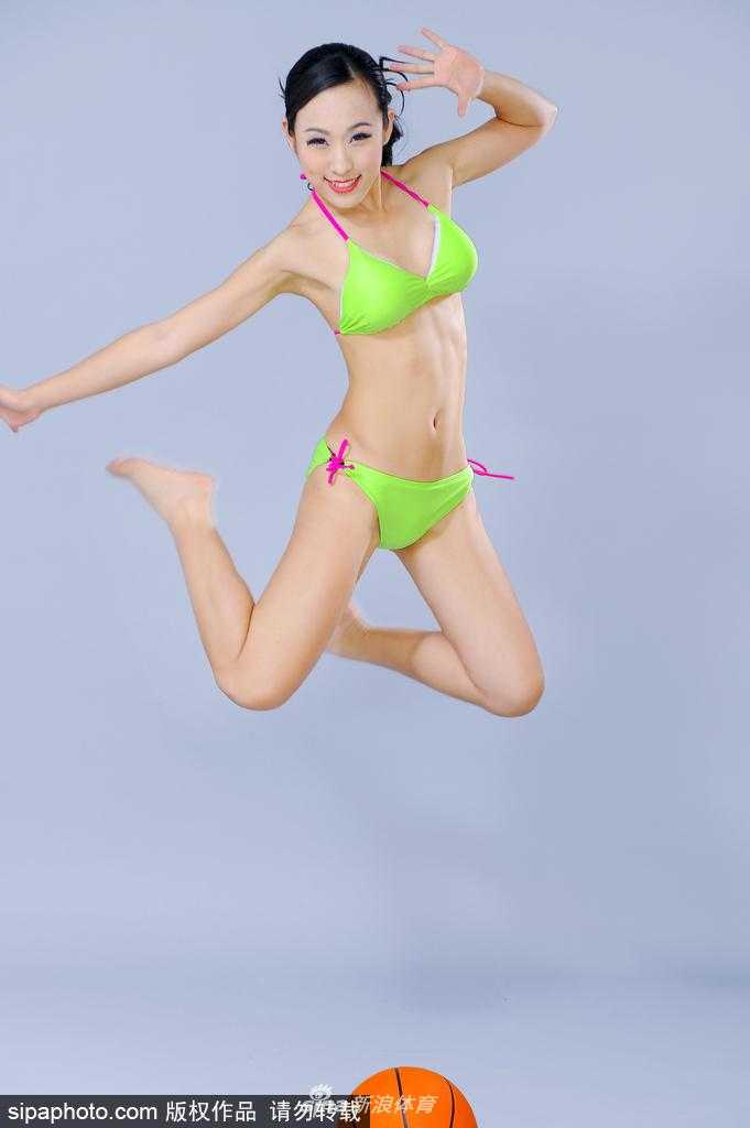 篮球宝贝孙峥夏日写真:清凉热舞点燃球场激情 孙峥倚靠在篮球场的围网边,不经意间流露出的温柔眼神与身后火热的夏日阳光形成对比,展现出动静皆宜的独特魅力。