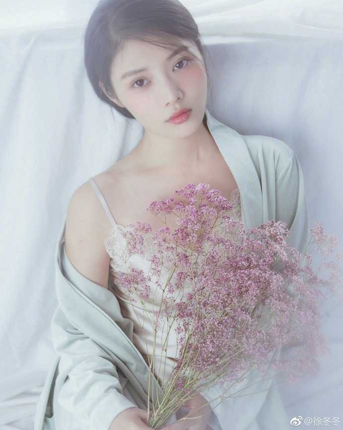 特写镜头下，徐冬冬的五官精致立体，眼神深邃而富有故事感，肌肤在光影下显得格外健康莹润。