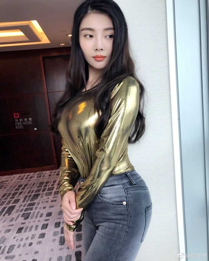 徐冬冬一袭白色长裙置身于静谧空间，姿态舒展，面带浅笑，宛如一幅岁月静好的优雅画卷。