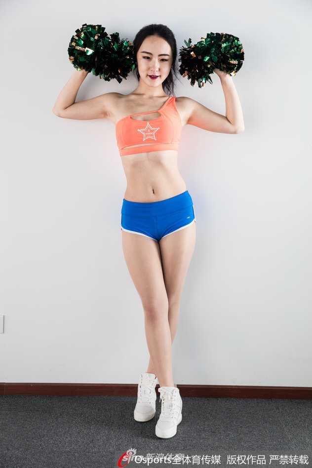 光影交错下，XTM啦啦队队员秀发轻扬，她怀中的篮球仿佛也有了温度，健美的身姿在静态画面中迸发出无限活力。