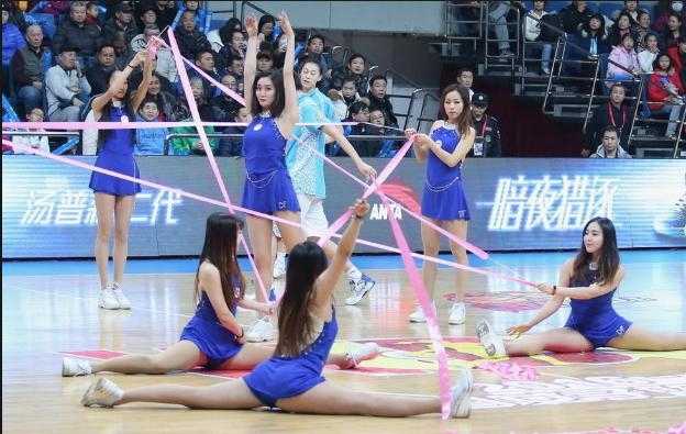 篮球宝贝惊艳一字马的背后,是你看不到的台下十年功 中场休息时,所有篮球宝贝汇聚在球场中央,共同摆出一字马的造型,五颜六色的演出服与地板交相辉映,场面壮观震撼,她们用整齐划一的动作将赛场气氛推向高潮。