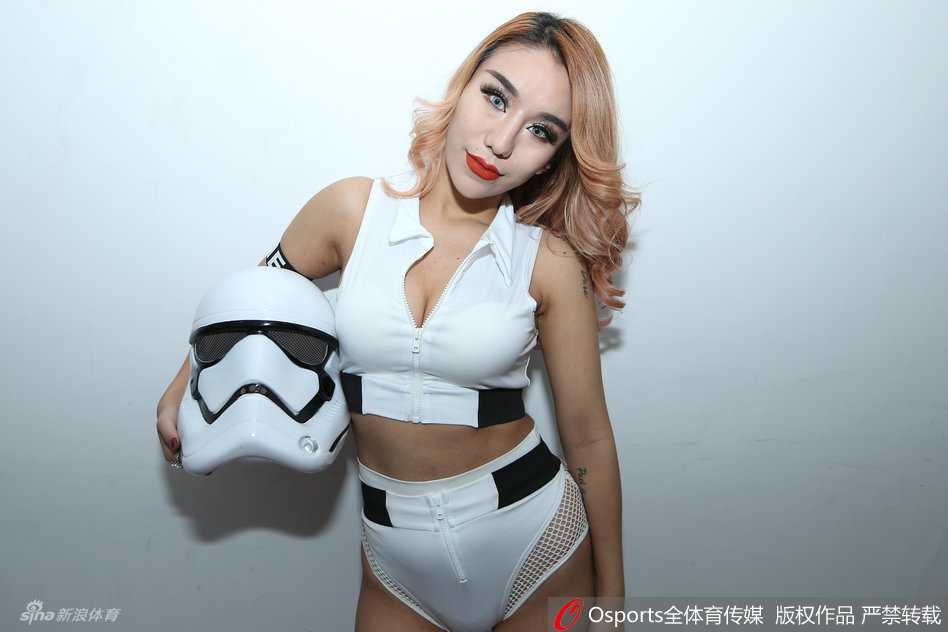 篮球宝贝炫舞CBA赛场 浓浓运动风点燃冬日激情 篮球宝贝一袭黑色紧身衣,身材极佳,摆出霸气手势,眼神坚定,面容姣好,展现浓浓运动风。