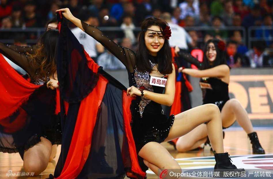 篮球宝贝炫舞CBA赛场 浓浓运动风点燃冬日激情 红色活力炫舞瞬间,舞者黑丝装束,疑似走光的惊险一刻,但甜美笑容不减,风情万种。