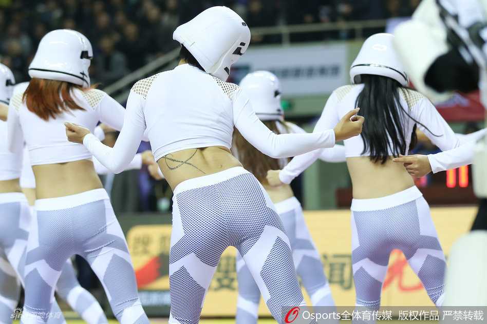 篮球宝贝炫舞CBA赛场 浓浓运动风点燃冬日激情 斗牛女郎风格装扮,黑丝美腿,红色短裙,活力炫舞,甜美笑容洋溢,疑似走光却依然专业。