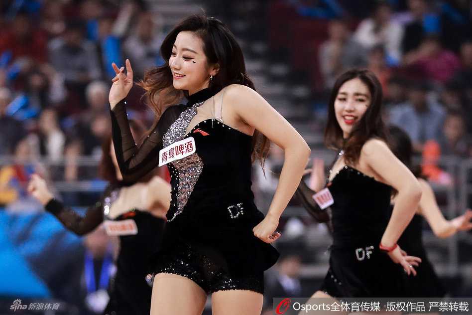 篮球宝贝炫舞CBA赛场 浓浓运动风点燃冬日激情 棒球少女造型的啦啦队员,长相甜美,手拿彩球,红色活力炫舞,呼之欲出的青春气息。