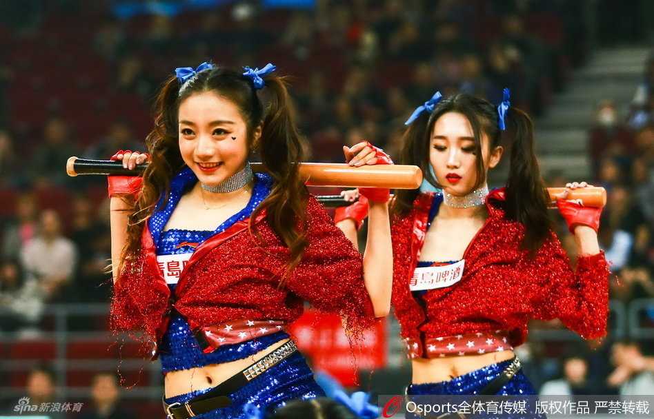 篮球宝贝炫舞CBA赛场 浓浓运动风点燃冬日激情 化身星际战士的篮球宝贝,身材极佳,霸气手势配合未来感服装,一袭黑衣酷劲十足。