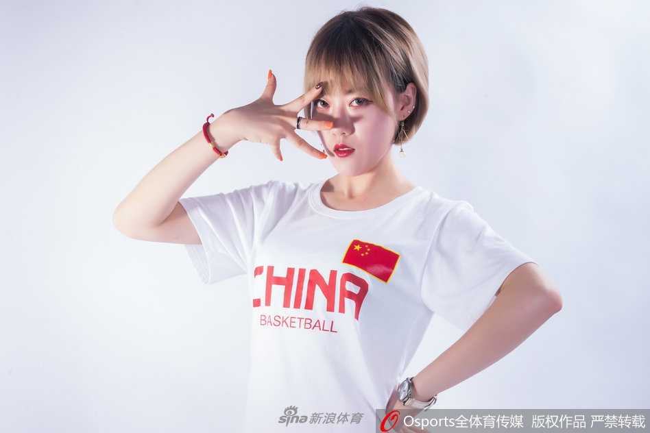 篮球宝贝燃动贝鲁特,见证中国男篮亚洲杯的青春风暴 宝贝们整齐地排成一排,红色T恤与白色短裙相映成趣,展现青春活力的团队风采