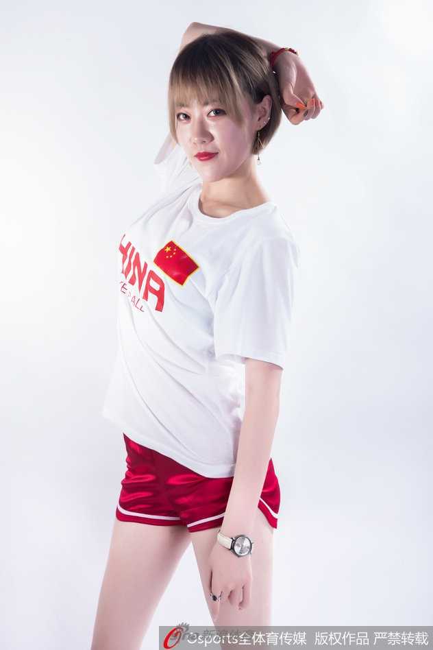 篮球宝贝燃动贝鲁特,见证中国男篮亚洲杯的青春风暴 写真拍摄现场,一位篮球宝贝坐在地板上,回眸瞬间露出温柔可爱的笑容