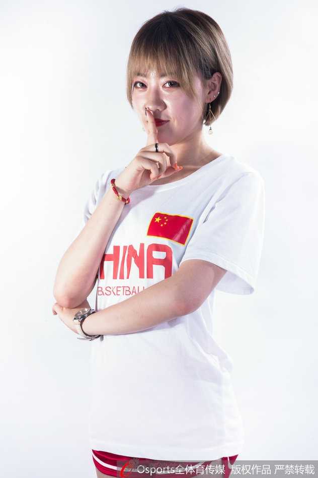 篮球宝贝燃动贝鲁特,见证中国男篮亚洲杯的青春风暴 镜头特写,一位宝贝手举红色加油花球,遮住半边脸颊,更显俏皮可爱