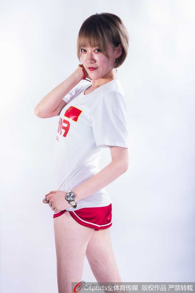 篮球宝贝燃动贝鲁特,见证中国男篮亚洲杯的青春风暴 两位宝贝亲昵地并肩站立,手中比出象征胜利的手势,眼神中充满期待