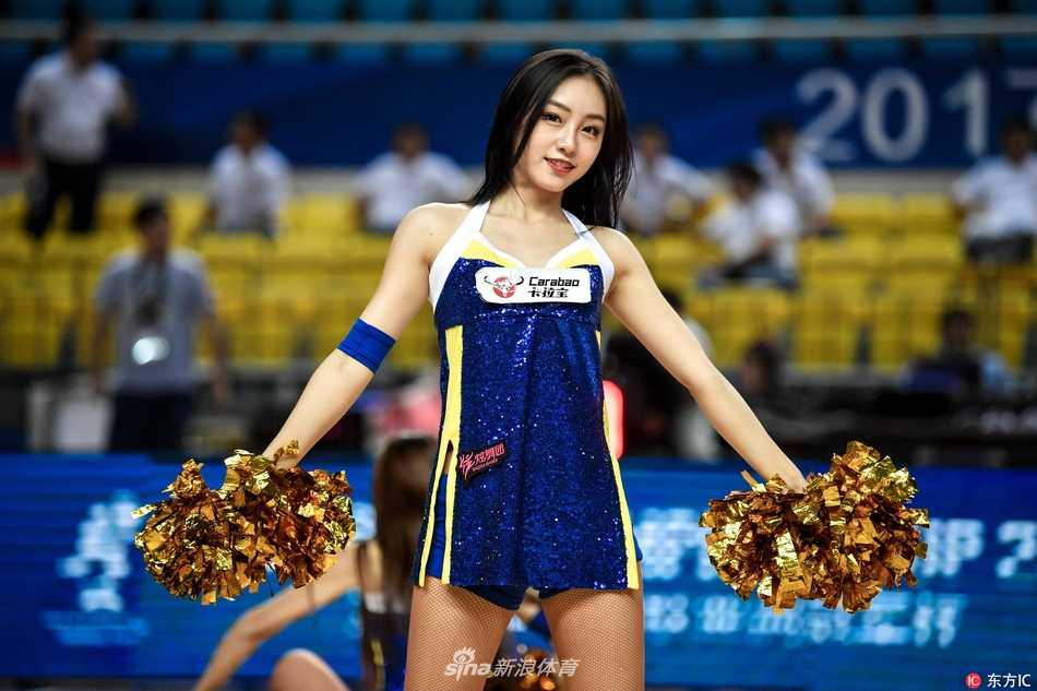 中场表演高潮时刻，宝贝们托举配合形成空中造型，金色短裙闪耀全场，精湛技艺赢得看台阵阵喝彩。
