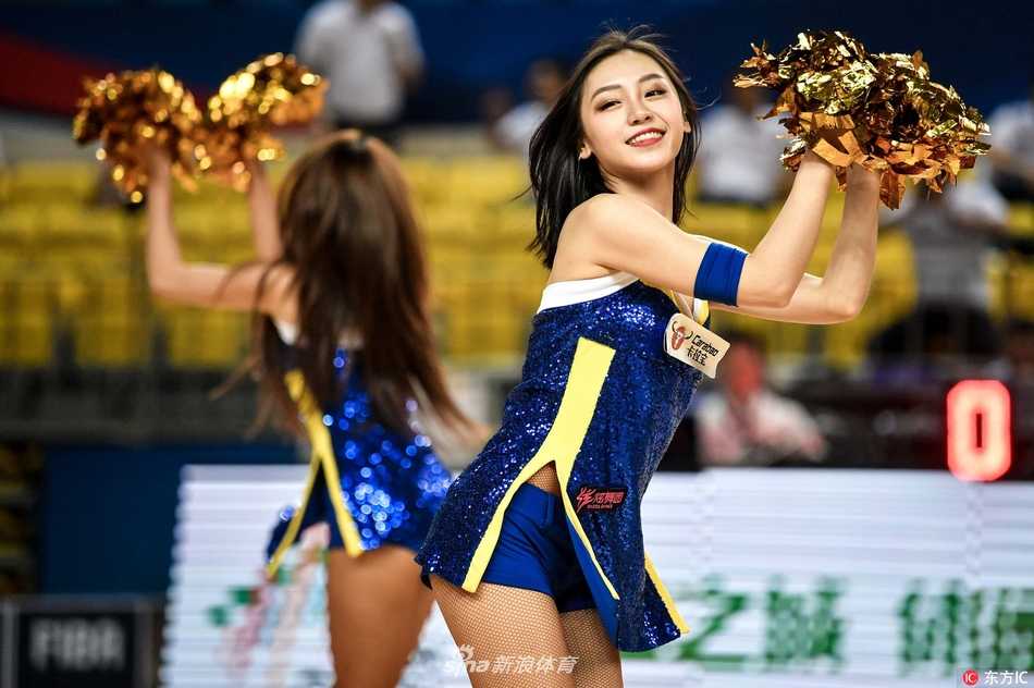 领舞的宝贝单膝点地，身后队友组成扇形，专注的神情配合利落手势，仿佛在引领全场观众一同呐喊助威。