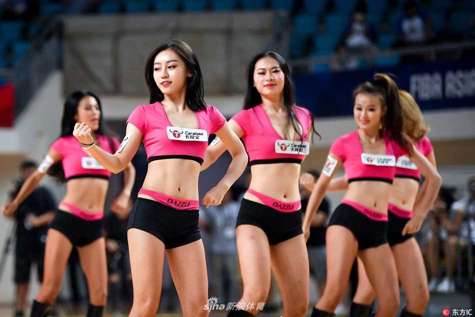 有力的手臂在空中划出优美弧线，自信的步伐踏出青春节拍。几位篮球宝贝在场上排开，宛如一朵朵盛开的铿锵玫瑰，用极具感染力的舞姿告诉所有人：这里不仅是男人的战场，也是我们绽放光芒的舞台。