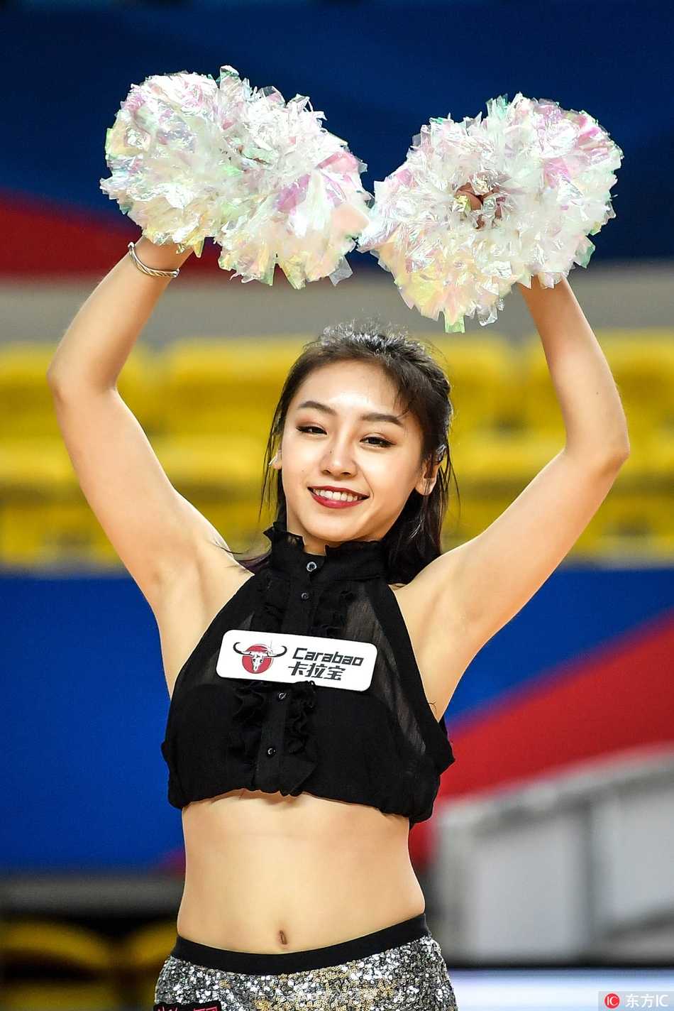 篮球宝贝燃爆郴州:亚冠杯赛场上的热辣风景线 篮球宝贝们身着亮黄色闪耀战袍,在赛场中央整齐排开,高抬腿的动作充满力量感,她们飞扬的马尾辫和自信的笑容瞬间点燃了全场气氛。