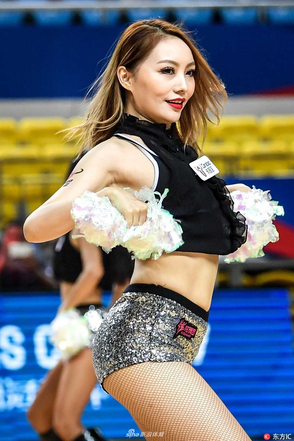 篮球宝贝燃爆郴州:亚冠杯赛场上的热辣风景线 领舞的宝贝面带甜美微笑,双手随着音乐节奏有力挥舞,身后的队友们动作整齐划一,她们与背景板上激烈的赛事logo相映成趣,构成一幅力与美的画卷。