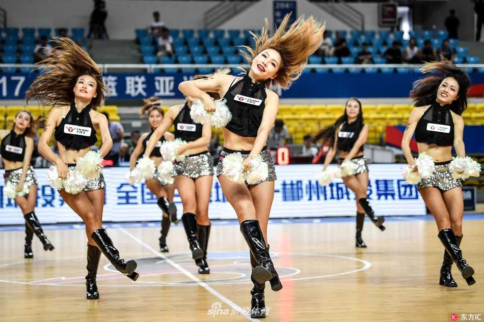 篮球宝贝燃爆郴州:亚冠杯赛场上的热辣风景线 谢幕时分,全体篮球宝贝汇聚在场地中央,向看台四周的观众鞠躬致意。她们整齐的队列和灿烂的笑容,为这场篮球盛宴画上了一个圆满而温馨的句号。