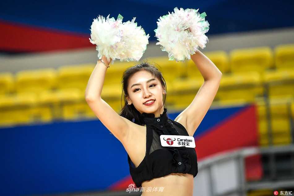 篮球宝贝燃爆郴州:亚冠杯赛场上的热辣风景线 一位篮球宝贝在表演中回眸凝视镜头,眼神中透露出专业舞者的专注与灵动,金色的小彩球在她手中仿佛有了生命,随着指尖飞舞。