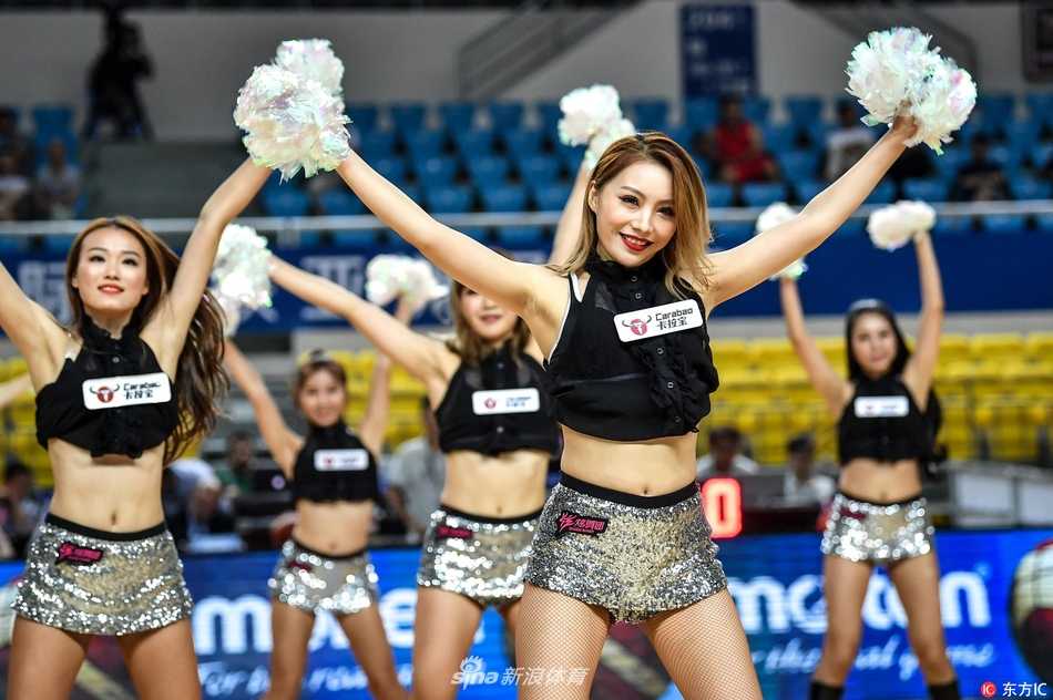 篮球宝贝燃爆郴州:亚冠杯赛场上的热辣风景线 即使在暂停间隙,篮球宝贝们也毫不松懈,她们在球场边线附近排成纵列,手举彩球,用充满节奏感的舞步为现场观众带来持续的视听享受。