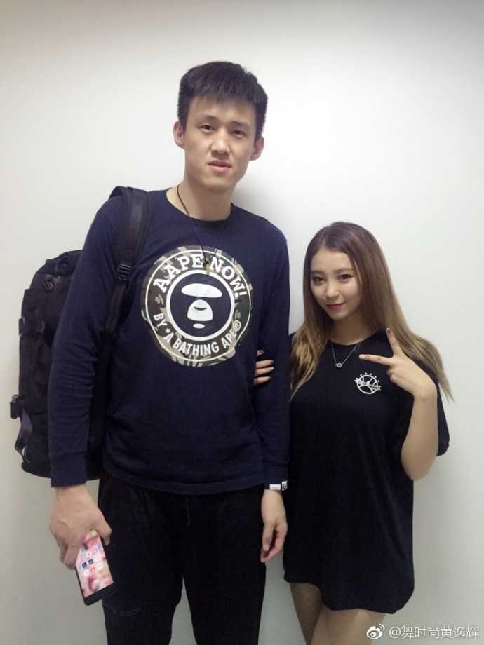 篮球宝贝的追光日记:与宏远众将的“小鸟依人”瞬间 黄逸辉与外援‘洋宝贝’并排而坐,她大方秀出修长美腿,两人对着镜头露出灿烂笑容,气氛轻松愉悦。