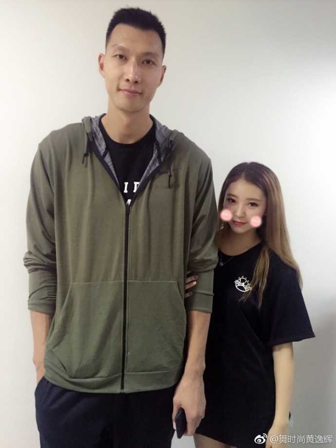 篮球宝贝的追光日记:与宏远众将的“小鸟依人”瞬间 与队长周鹏同框,黄逸辉俏皮地比出剪刀手,略带羞涩的笑容里藏着对这位球场硬汉的敬意,场面极具反差萌。