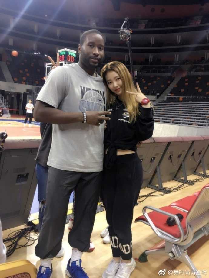 篮球宝贝的追光日记:与宏远众将的“小鸟依人”瞬间 身为‘舞时尚’啦啦队队长的黄逸辉,在训练间隙与全队好姐妹合影,大家笑容灿烂,洋溢着青春与自信的光芒。