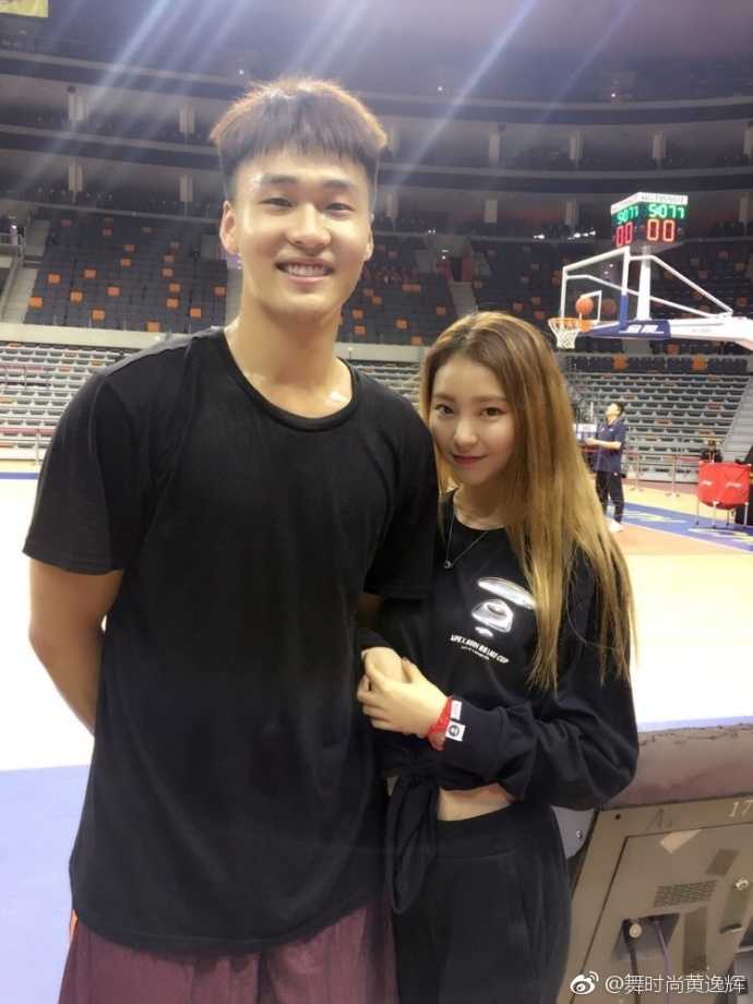 篮球宝贝的追光日记:与宏远众将的“小鸟依人”瞬间 看台上,黄逸辉与闺蜜紧紧依偎在一起,两人专注地看着场内比赛,眼神中透露出对宏远队的深情支持。