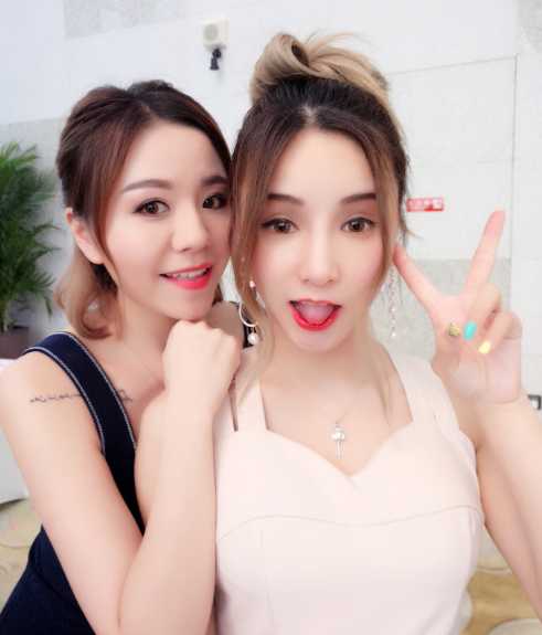 她的身材匀称健康，肤色健康红润，充满了生命的活力，这种健康的美更符合现代体育精神