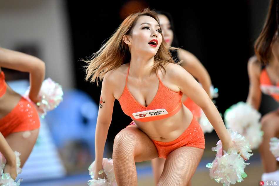 篮球宝贝赛场热舞 点燃亚冠战火 身着亮黄色动感队服的啦啦宝贝,在赛场中央高高跃起,飞扬的马尾辫和灿烂的笑容如同秋日暖阳,瞬间点燃了全场观众的激情。