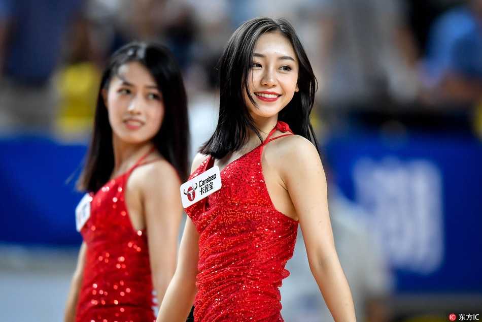 篮球宝贝赛场热舞 点燃亚冠战火 灯光下,一名啦啦宝贝的侧脸轮廓精致而专注,她手中的花球随着动感节奏幻化成一片绚烂的光影,为激烈的比赛间隙带来了一抹灵动的艺术气息。